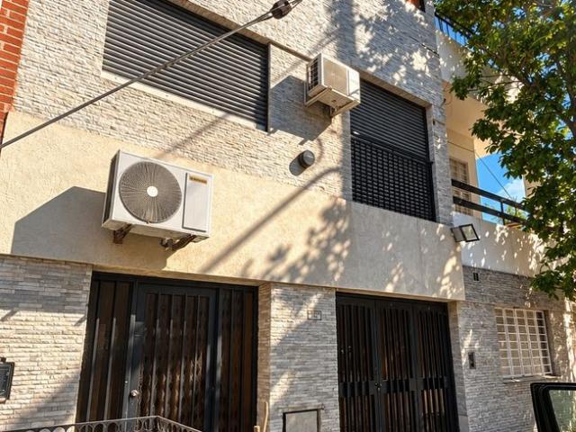Casa en alquiler 4 ambientes c/ cochera en Ramos Mejía
