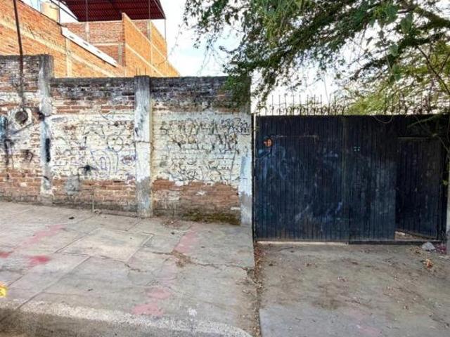 CASA EN AMPLIO TERRENO LISTO PARA DESARROLLO