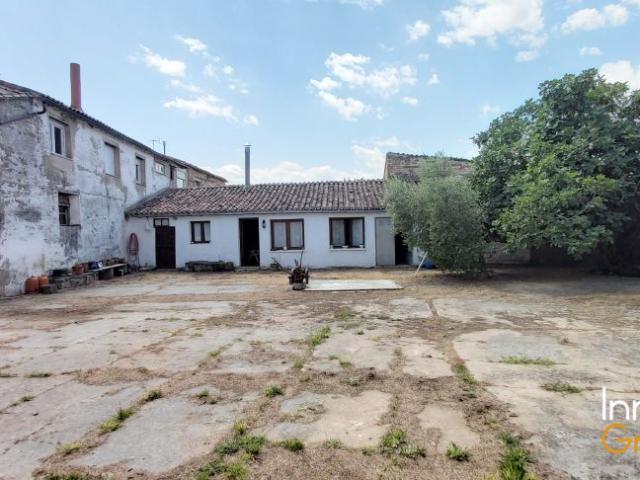 CASA EN ANTIGUO CASTILLO DE BAÑARES, CON MERENDERO DENTRO DE UNA FINCA DE 2124 M2 URBANOS