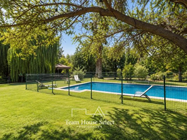Casa En Arriendo Chicureo | 5d + Servicios, Piscina Quincho