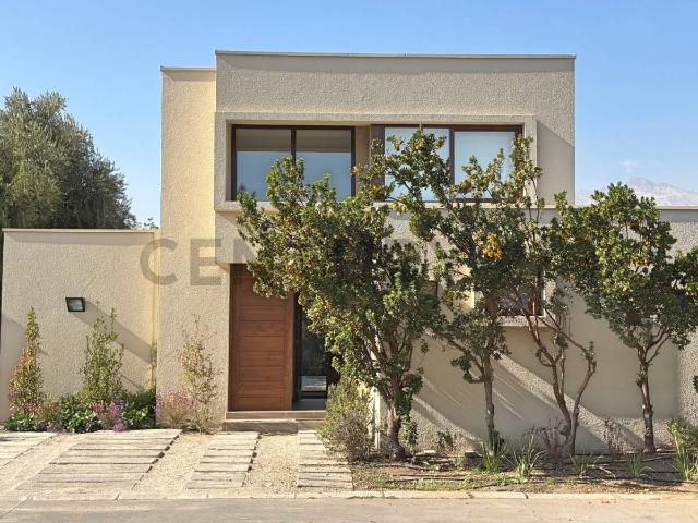 CASA EN ARRIENDO CONDOMINIO JOSÉ RABAT CHICUREO