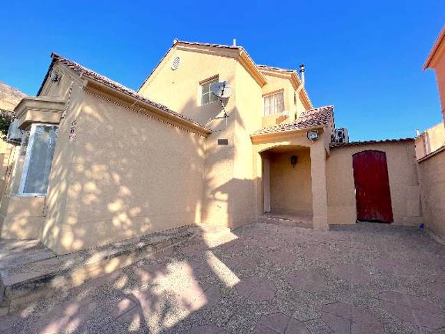 Casa En Arriendo De 3d/3b, Piscina, Valle Lo Campino