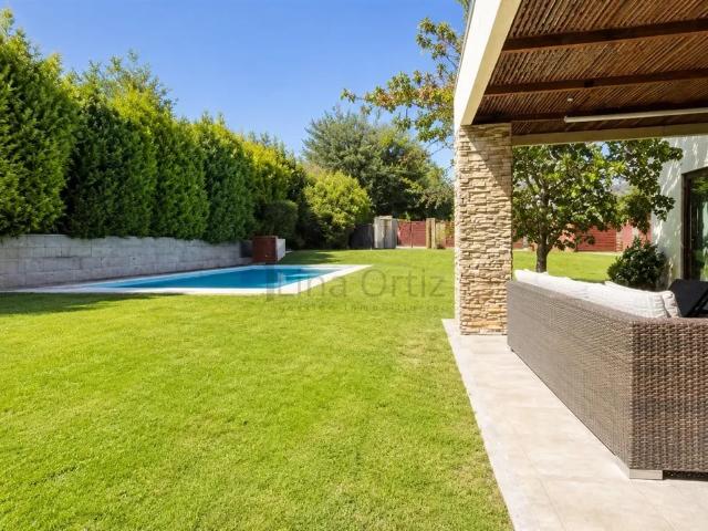 Casa En Arriendo De 4 Dorm. En Colina