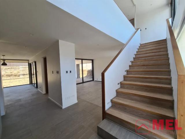 Casa En Arriendo De 4 Dorm. En Piedra Roja Chicureo Colina