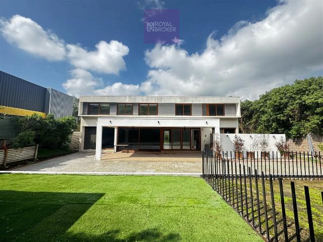 Casa En Arriendo De 4 Dorm. Sala De Estar, Esc. En La Reserv