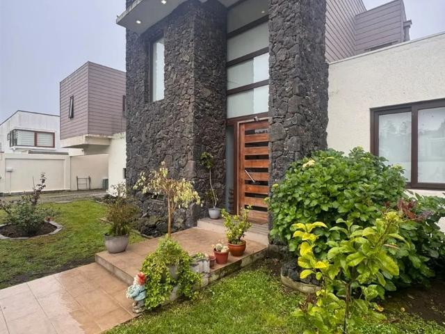 Casa En Arriendo De 5 D Más Servicio En Concón