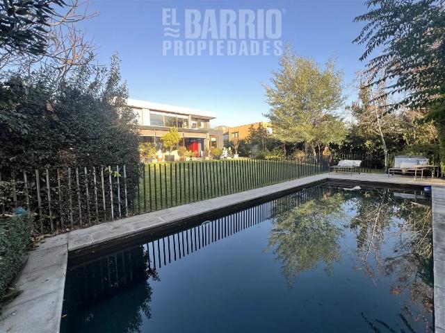 Casa En Arriendo De 5 Dorm. En Colina