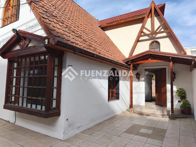 Casa en arriendo de 5 dorm. en las condes
