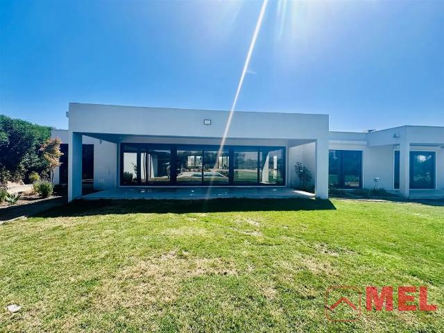 Casa En Arriendo De 6 Dorm. En Chicureo Colina