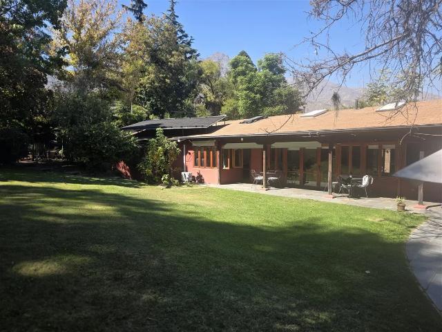 Casa En Arriendo De 6 Dorm. En La Reina
