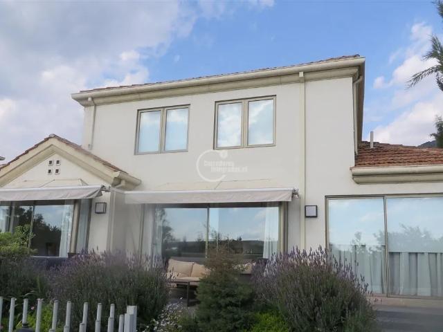 Casa en arriendo de 6 dorm. en las condes