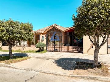 Casa en Arriendo en Av. Guillermo Ulriksen con Cuatro Esquinas