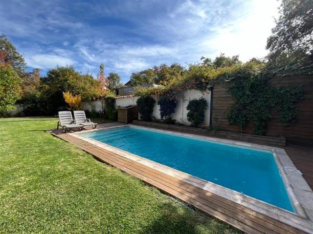Casa en arriendo en casa casa con piscina en condominio no perimetral terreno 713m2, las condes