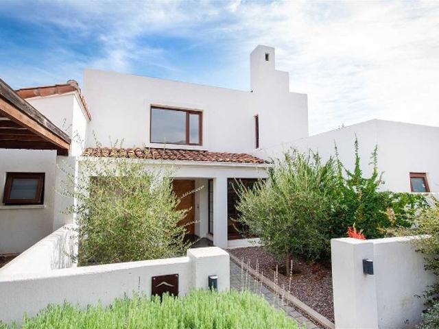 Casa en Arriendo en Colina 4 dormitorios 4 baños