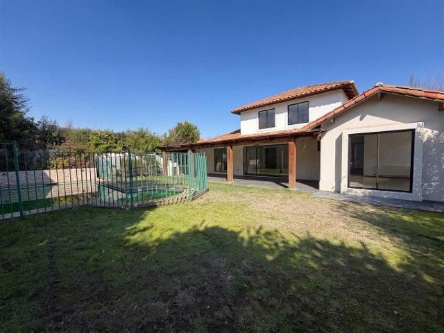 Casa en Arriendo en Colina 5 dormitorios 4 baños