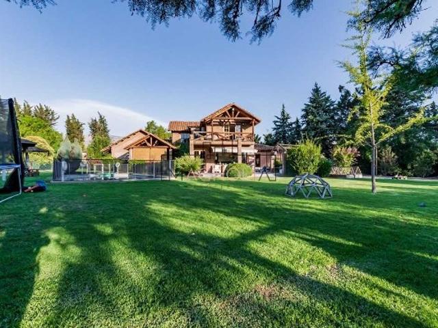 Casa en Arriendo en Colina 5 dormitorios 5 baños
