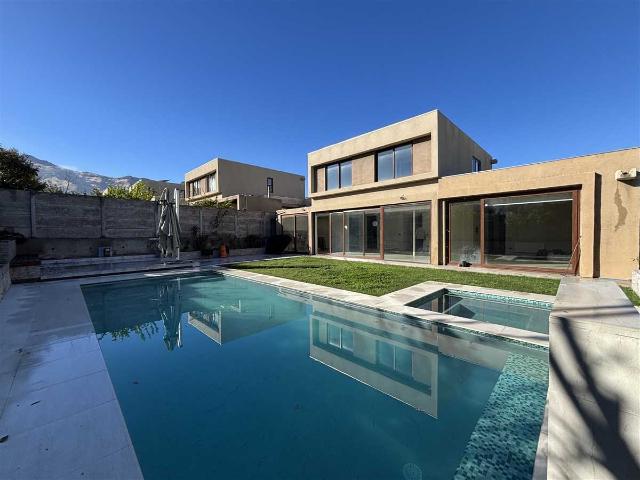 Casa en Arriendo en Colina 5 dormitorios 5 baños