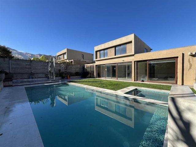Casa en Arriendo en Colina 5 dormitorios 5 baños