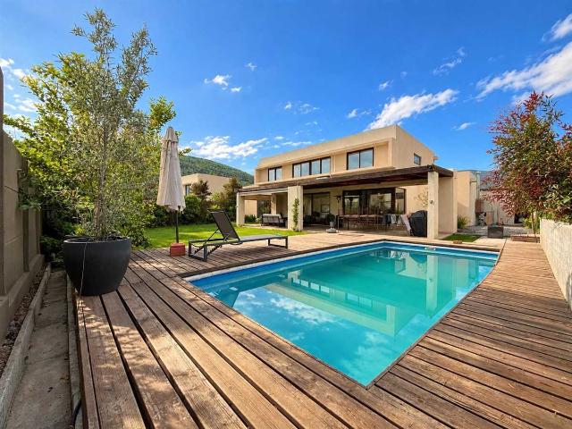Casa en Arriendo en Colina 6 dormitorios 5 baños