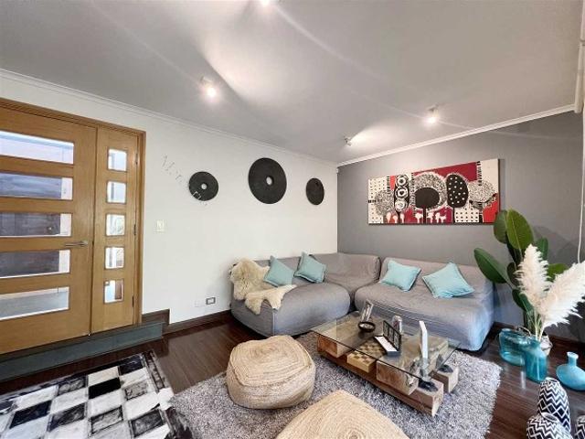Casa en Arriendo en Colina 7 dormitorios 5 baños