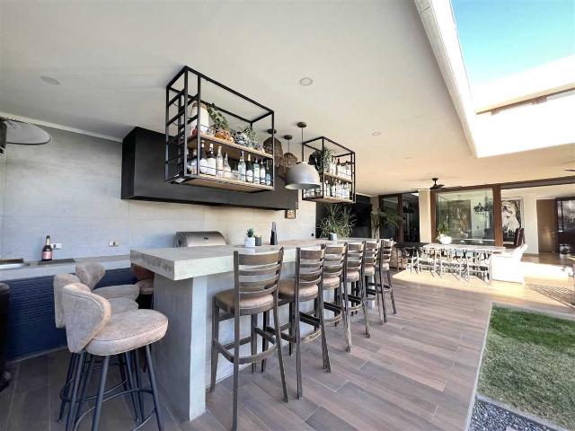 Casa en Arriendo en Colina 7 dormitorios 5 baños
