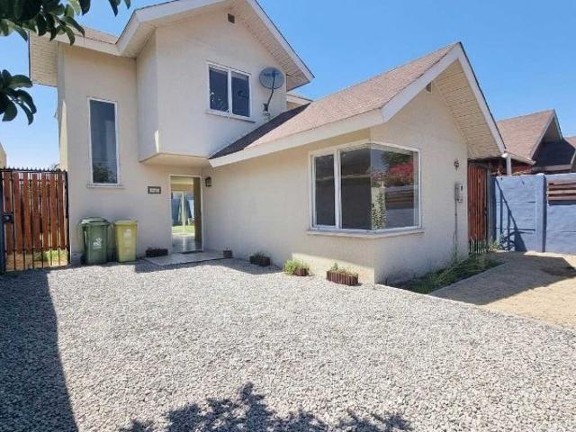Casa en Arriendo en Colina 3 dormitorios 2 baños