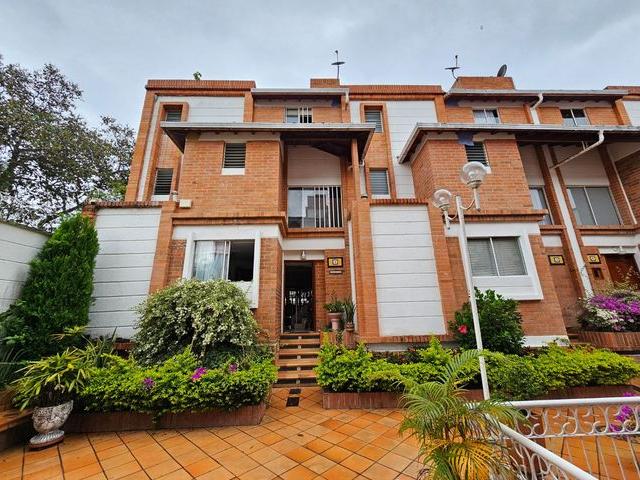 Casa en arriendo en Comuna 12 Cabecera del Llano