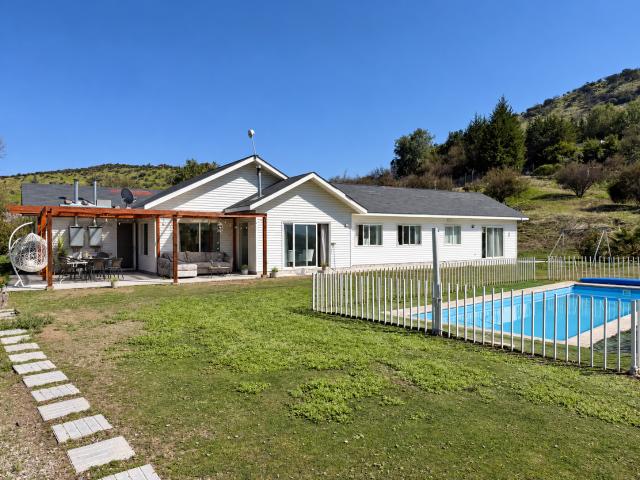 CASA EN ARRIENDO EN CONDOMINIO CON HERMOSA VISTA