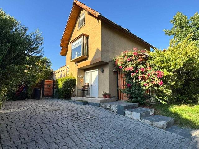 Casa en Arriendo en Huechuraba 4 dormitorios 4 baños
