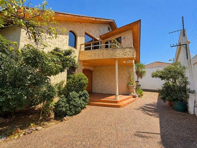 Casa en Arriendo en Las Condes 5 dormitorios 4 baños