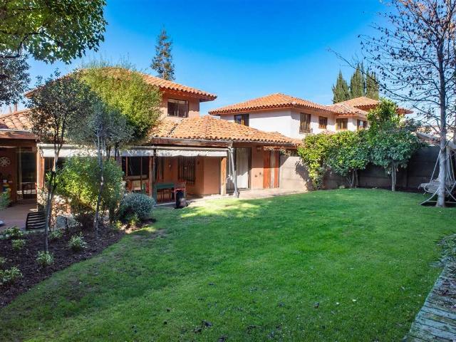 Casa en Arriendo en Lo Barnechea 5 dormitorios 4 baños
