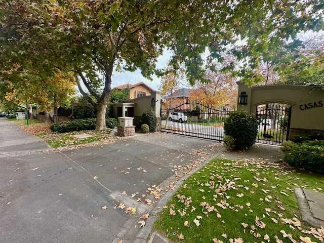Casa en Arriendo en Lo Barnechea 6 dormitorios 5 baños
