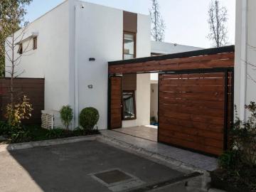 Casa en Arriendo en Peñalolén 5 dormitorios 4 baños