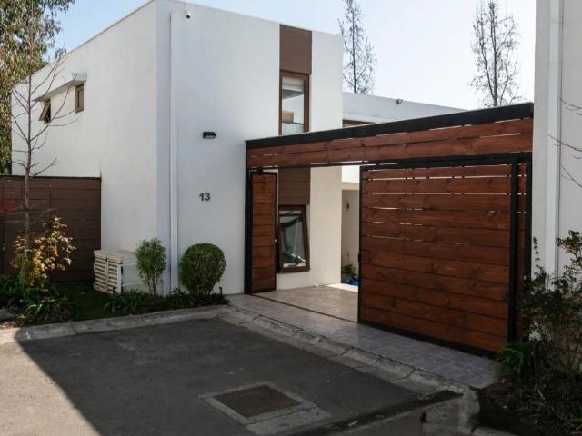 Casa en Arriendo en Peñalolén 5 dormitorios 4 baños