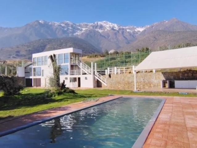 Casa en Arriendo en Peñalolén 6 dormitorios 5 baños