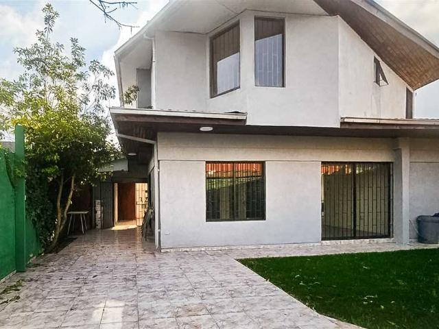 Casa en Arriendo en Vitacura 4 dormitorios 2 baños
