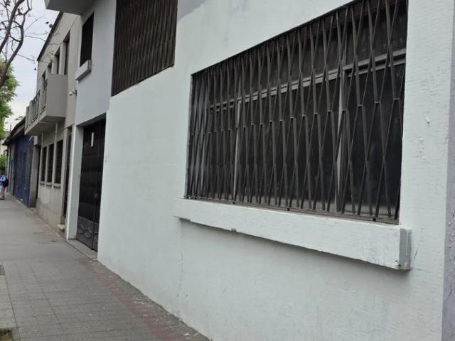 Casa en arriendo frente a metro cumming. estacionamiento 5 a