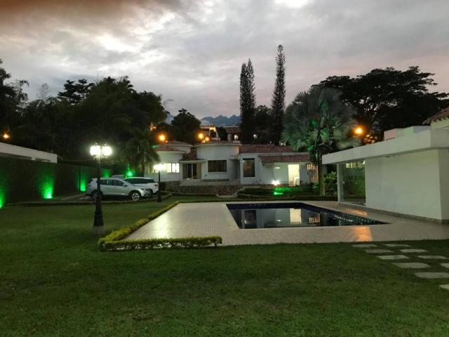 Casa En Arriendo La Buitrera, Cali