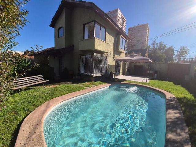 Casa en arriendo las condes familiar, piscina y quincho