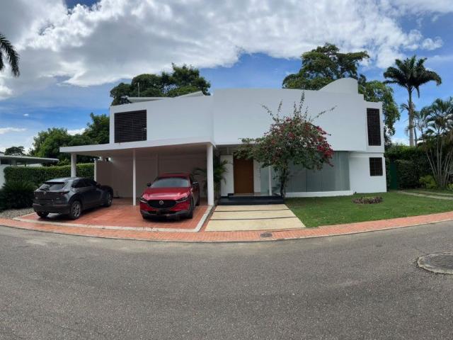 Casa en arriendo, Vía al pórtico
