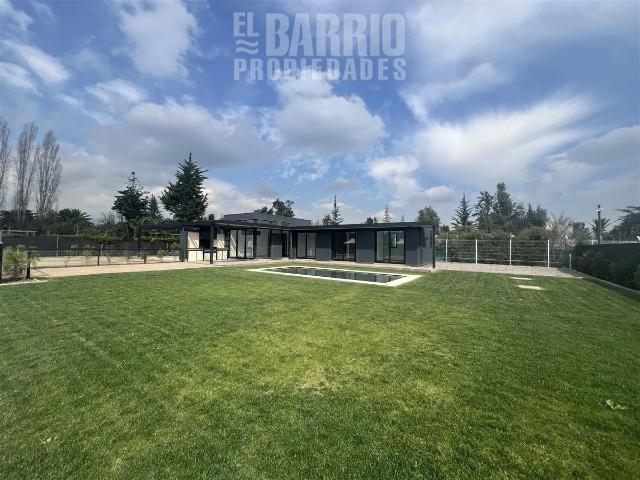 Casa En Arriendo 3 Dorm Chicureo Centro, Nueva, Impecable