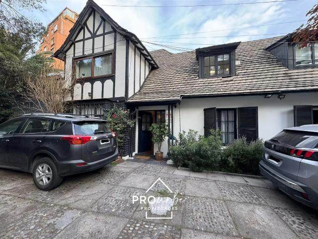 Casa en arriendo 4d+3b en barrio el golf, las condes