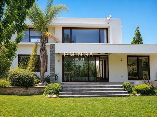 Casa En Arriendo 4d+escriotorio+servicio/piedra Roja