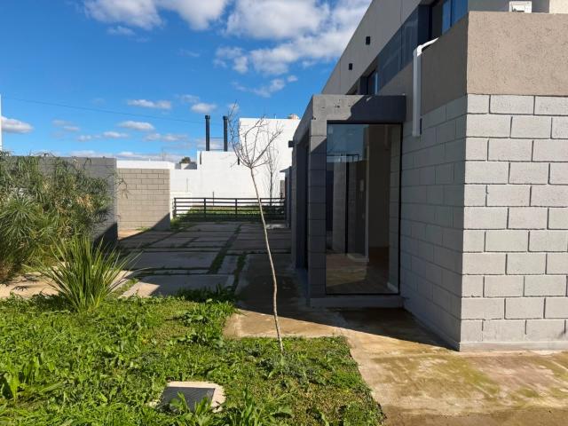 Casa en barrio El Quimilar duplex de 2 dormitorios, parrilla cochera y jardin
