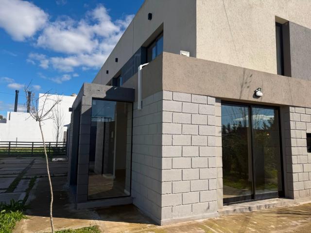 Casa en barrio El Quimilar duplex de 2 dormitorios, parrilla cochera y jardin