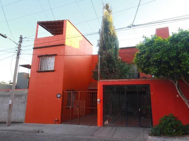 Casa En Bellavista De Dos Pisos Con Terraza
