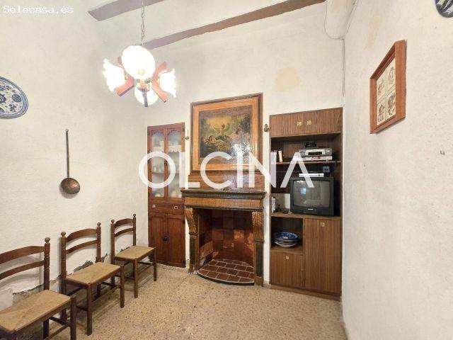 Casa en Biar, Ideal para Reformar con Amplios Espacios y Posibilidades
