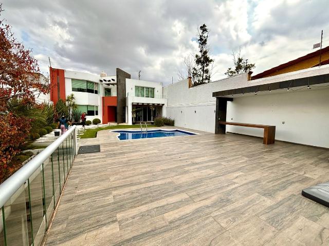 Casa en Bosques del Lago con 4 Recámaras y Alberca