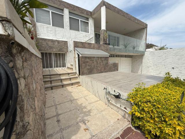 Casa en Bosques del Refugio con rec?maras en Planta Baja y preparaci?n para Roof Garden