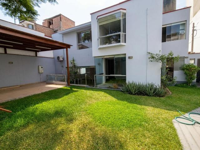 Casa en calle cerrada con Piscina